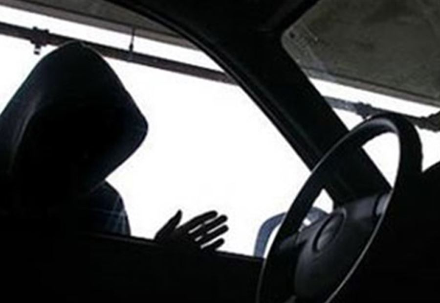 سرق 21 محرك سيارة وقِطَع أخرى