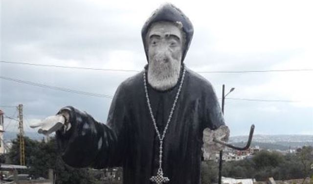 بالصورة.. تشويه تمثال القديس شربل ببلدة أرده في زغرتا