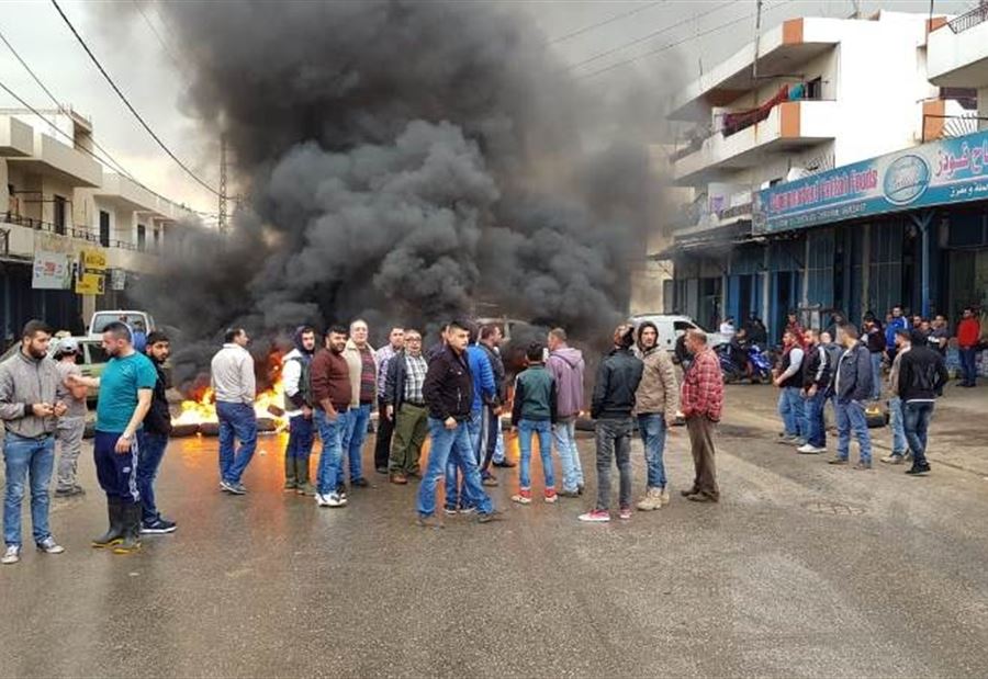 قطع طريق العبدة حلبا لساعة احتجاجا على انقطاع التيار الكهربائي قطع طريق العبدة حلبا لساعة احتجاجا على انقطاع التيار الكهربائي