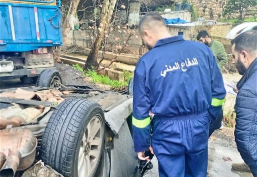 بحادث صدم... انقلاب سيارة من الاوتوستراد تحت جسر نهر ابراهيم