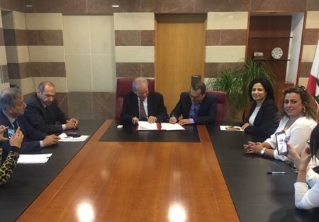 حماده وقع مذكرة حول حماية الطفل من العنف  حماده وقع مذكرة حول حماية الطفل من العنف