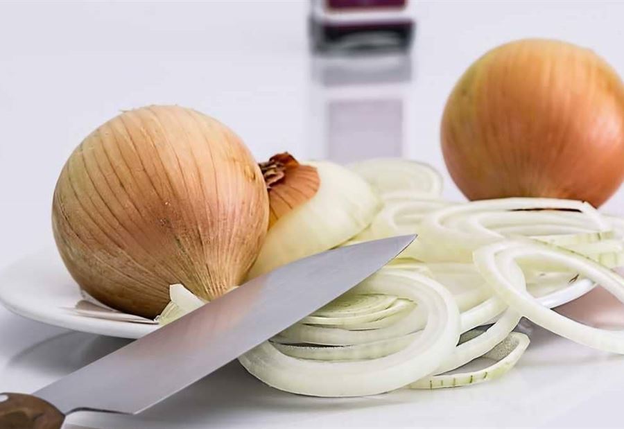 رغم رائحتهما الكريهة.. الثوم والبصل سلاحك ضد مرض خطير