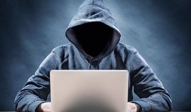 ابتزها على مواقع التواصل وهددها بنشر صورها 