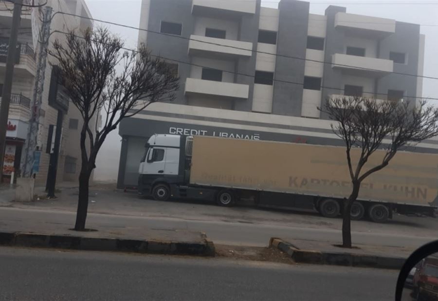 أقفل مدخل مصرف في بر الياس