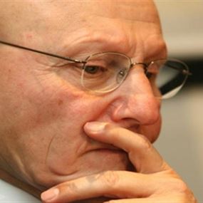 سلام يحمل شعار "لبنان واحد لا لبنانان"