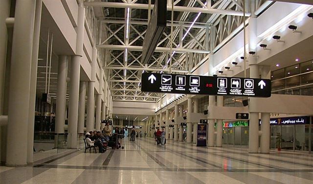 في مطار رفيق الحريري الدولي ..عصابة تبتز وتسلب السوريين 