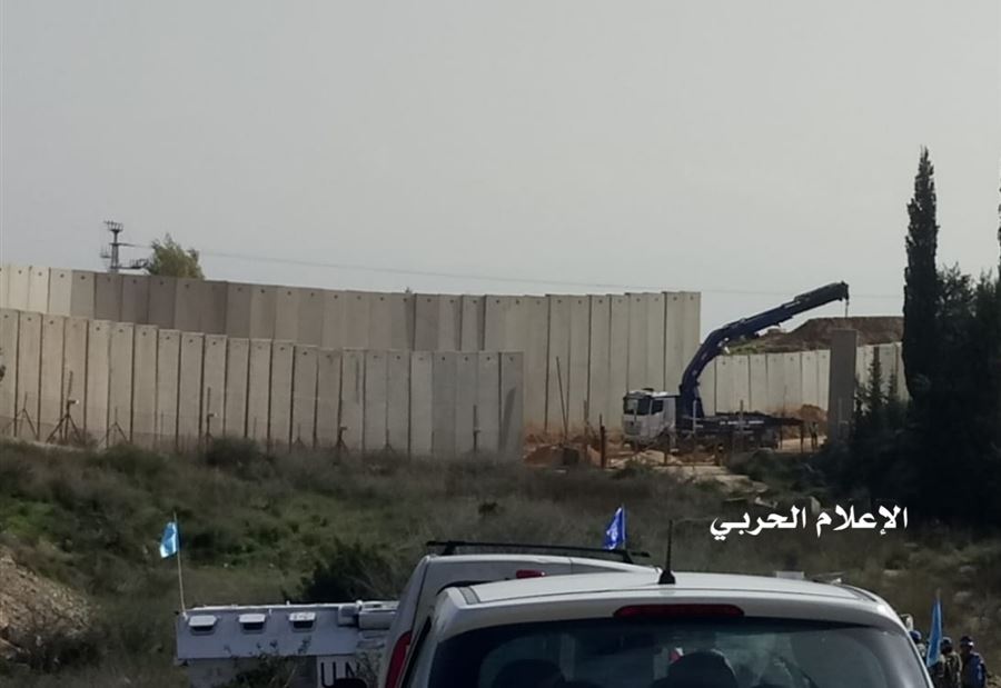 الجيش الإسرائيلي يتابع أعمال الجدار الإسمنتي مقابل العديسة 