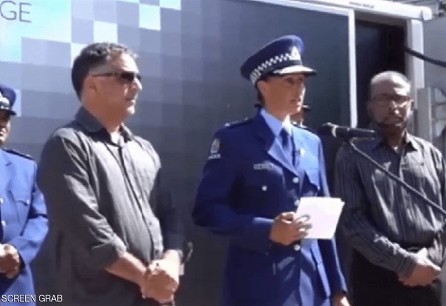 ضابطة نيوزيلندية تلقي "خطبة إسلامية" وتنفجر بالبكاء ضابطة نيوزيلندية تلقي "خطبة إسلامية" وتنفجر بالبكاء