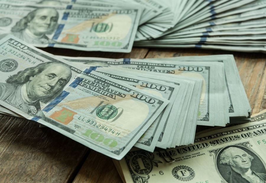 تصريحاتٌ "متشائمة" وأجواءٌ "سوداوية".. ودولارُ السوق السوداء يرتفع!