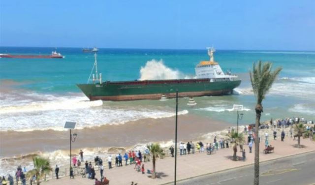 بالصور.. انحدار باخرة والدفاع المدني يتدخل!
