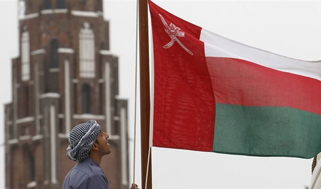 بالفيديو.. مقتل شرطي في هجوم بسلطنة عمان
