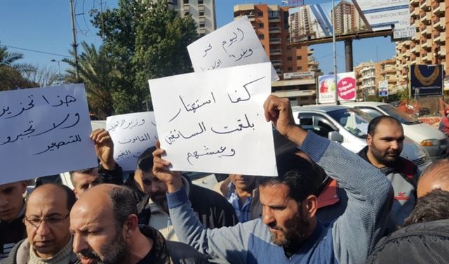اعتصام لاصحاب الفانات العمومية في طرابلس