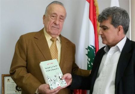 الياس عون تسلم من يقظان التقي كتابه عن الاعلام