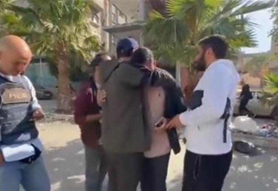 خبرٌ "مؤلم"... مراسل يتلقى نبأ استشهاد والدته (فيديو)
