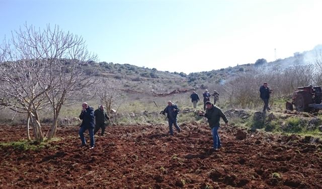 وقفة احتجاجية لاهالي ميس الجبل 