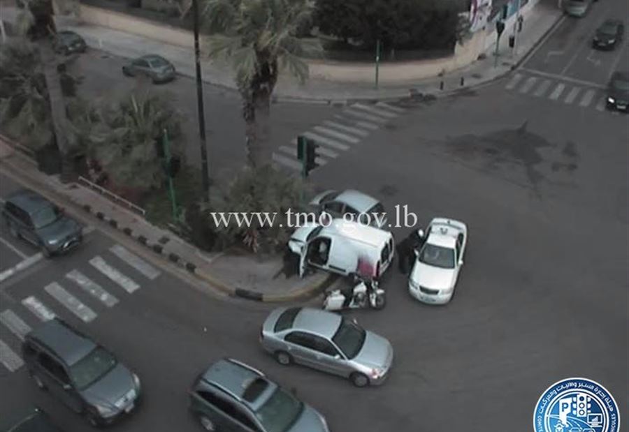 بالصورة: اصطدام مركبة بالرصيف على طريق المنارة