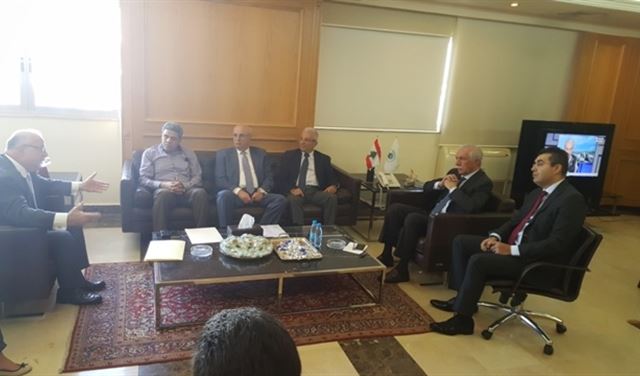 زعيتر عرض مع نواب ووفود شؤونا انمائية مناطقية