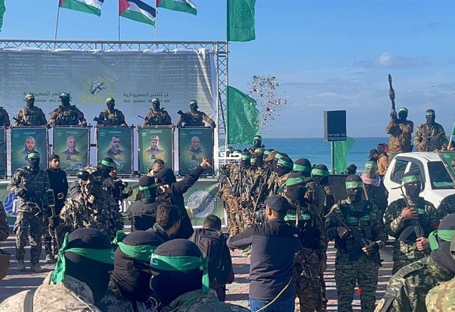 بعد أن أعلنت إسرائيل إغتياله... قائد كتيبة الشاطئ يظهر في تسليم الأسرى