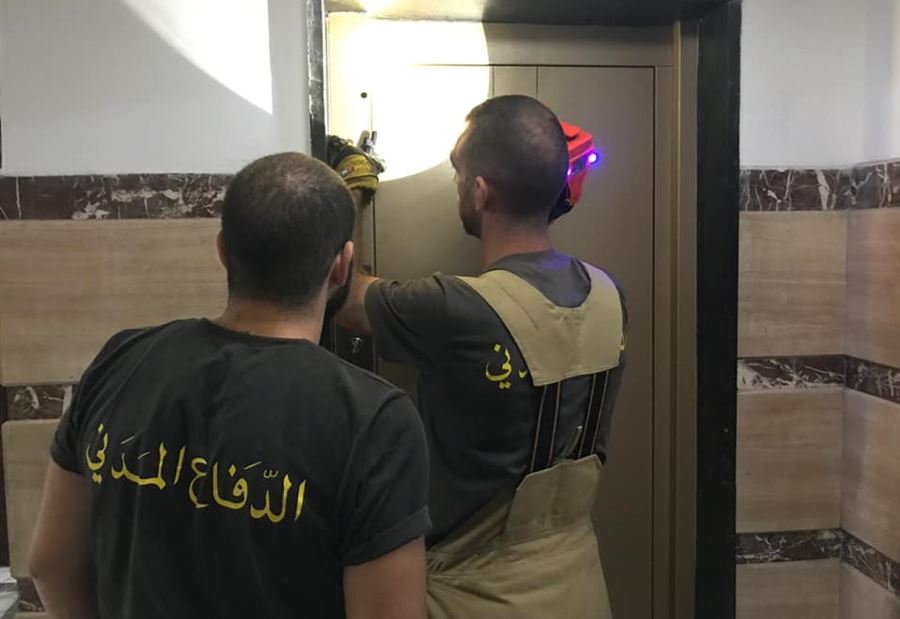 علقوا داخل مصعد في بربور.. ومعدات هيدروليكية لانقاذهم
