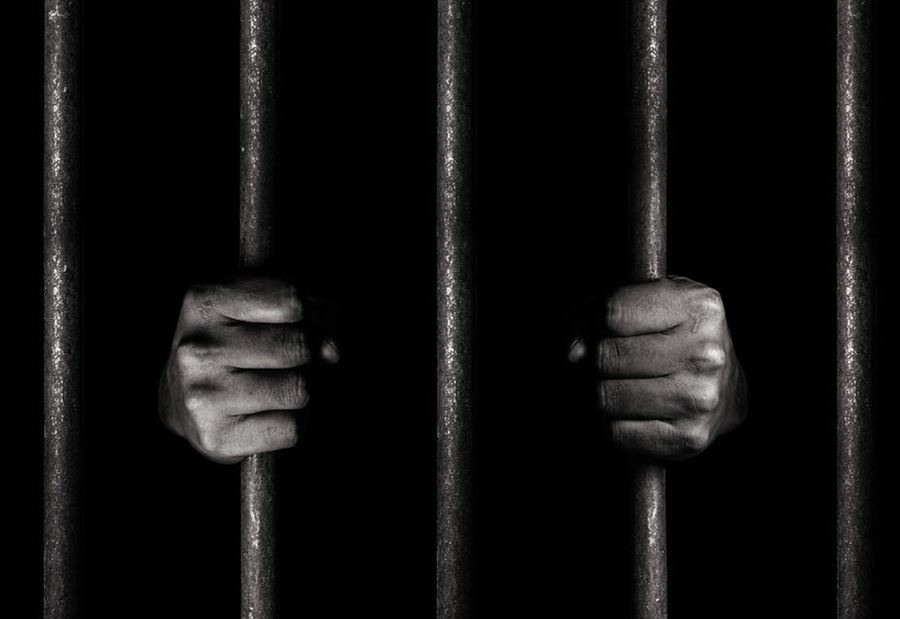 سيجارة حشيش تفجر جدلاً قانويناً في تونس... 30 سنة سجن!