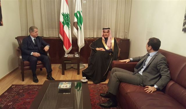 لقاء يجمع السبهان بـ"آل الجميل" لقاء يجمع السبهان بـ"آل الجميل"