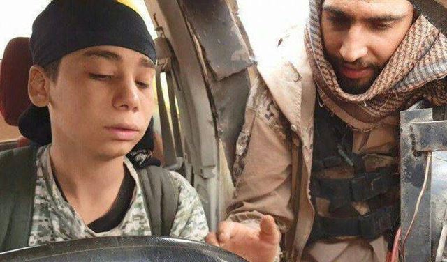 داعش تنشر فيديو لصبي مراهق يتجهّز ليفجّر نفسه!