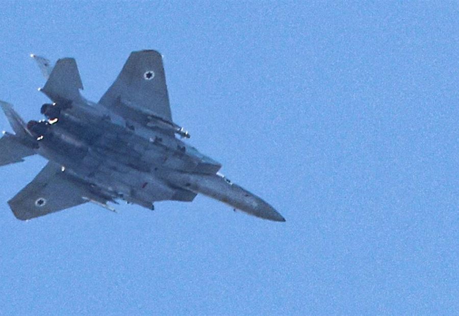 إصابة مرافقي رئيس حزب لبناني في غارة إسرائيلية قرب منزله