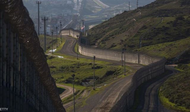 جدار المكسيك "سينجز" في عامين