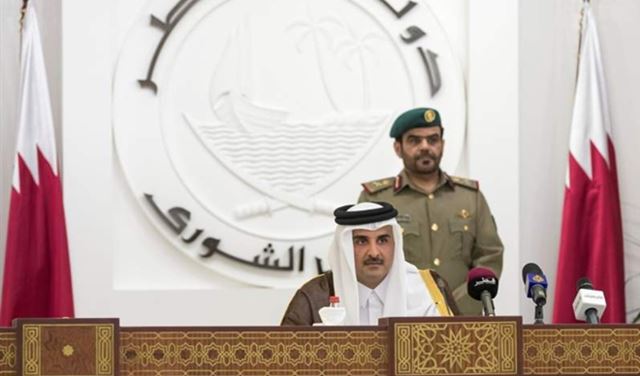 أمير قطر يتسلم دعوة لحضور القمة الخليجية في الكويت