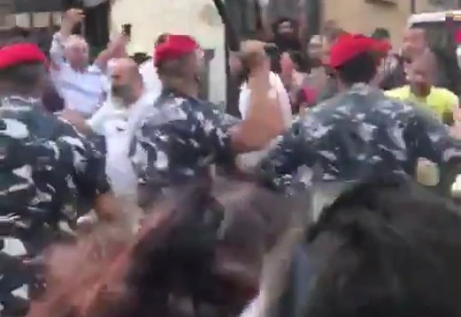 بالفيديو: غاضبون يحتجّون أمام منزل القاضية ​غادة عون