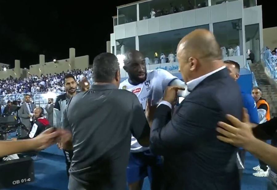 بالفيديو: تدافع بين لاعب ومدرّب في الدوري السعودي