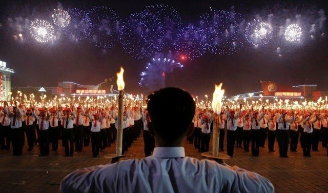 منشطات للعمال في بيونغ يانغ لإنجاز مبنى عملاق!