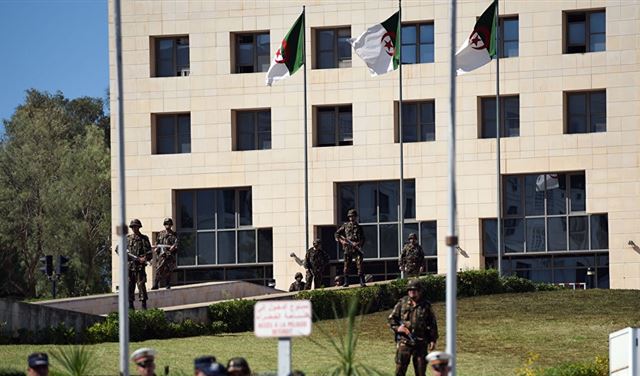 وزير جزائري سابق يطلق الرصاص على زوجته