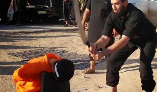 داعش ينحر رجلاً وابنه بتهمة "العمالة للتحالف الصليبي"