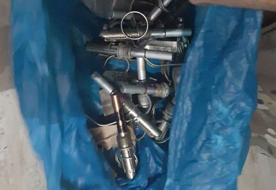 بالصور: أسلحة حربية ومتفجرات في طرابلس