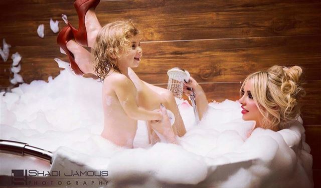 والدة الطفلة التي استحمّت مع كلينك.. تكشف!