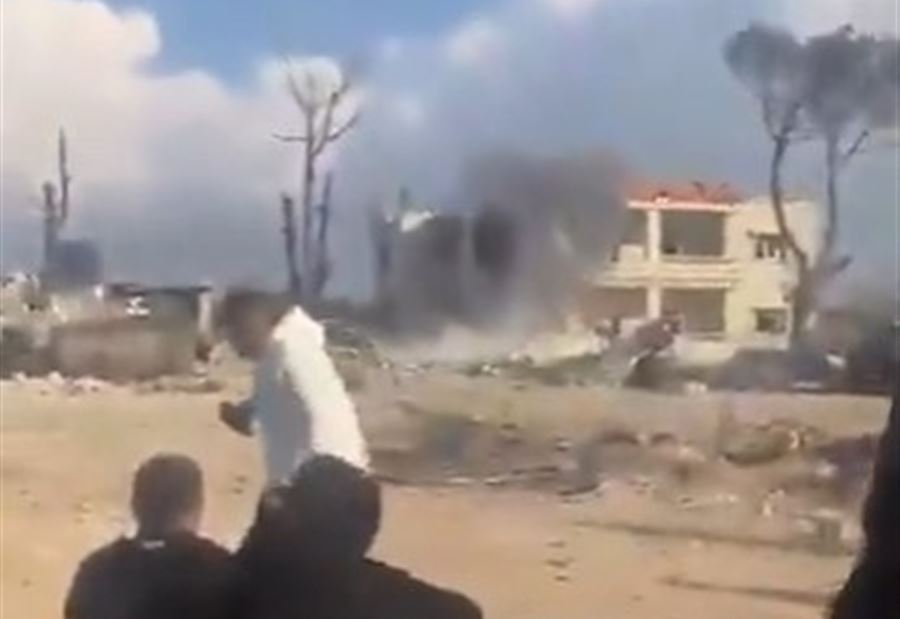 في محاولة لترهيبهم... القاء قنبلة إسرائيلية قرب اهالي يارون (فيديو)