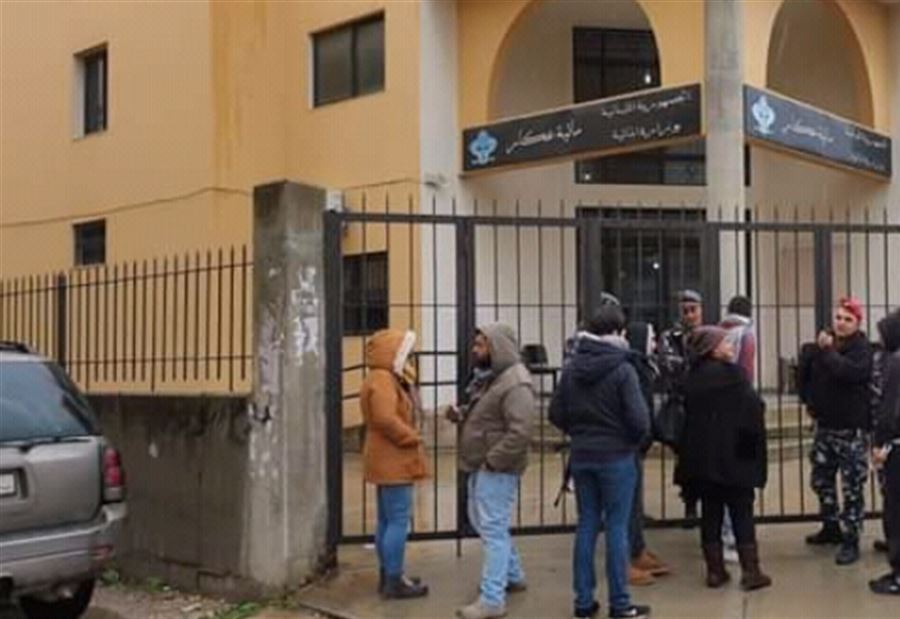محتجو حلبا يفتتحون "عامهم"  بإقفال الإدارات الرسمية 