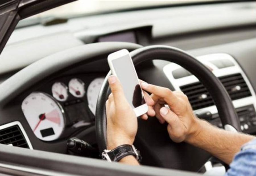 3528 محضر مخالفة جراء التلهي بالهاتف أثناء القيادة
