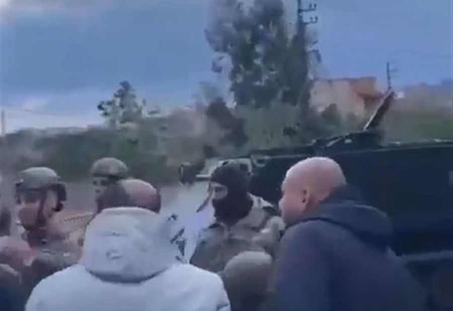 أصرّوا على الدخول... أهالي الطيبة يزيلون حاجز الجيش (فيديو)