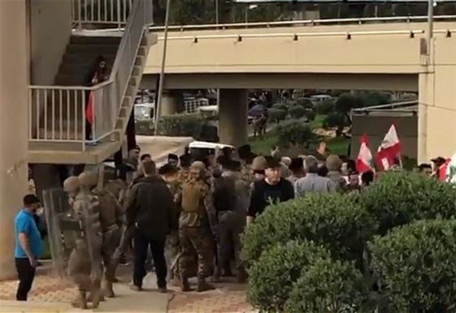 صدام بين مناصري "التيار" ومتظاهرين والجيش يفصل