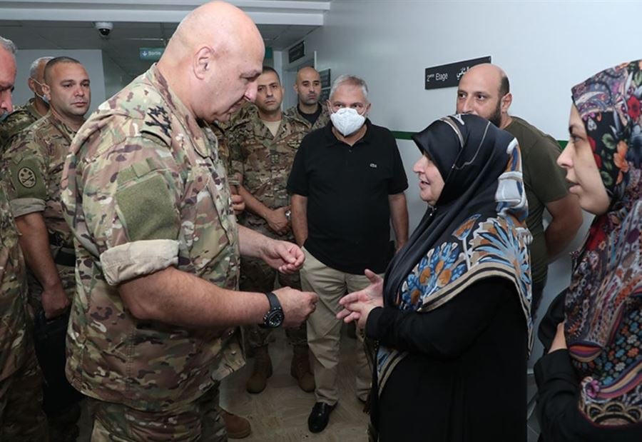 بالصور: قائد الجيش يزور أحد المصابين بحادث تحطم الطوافة 