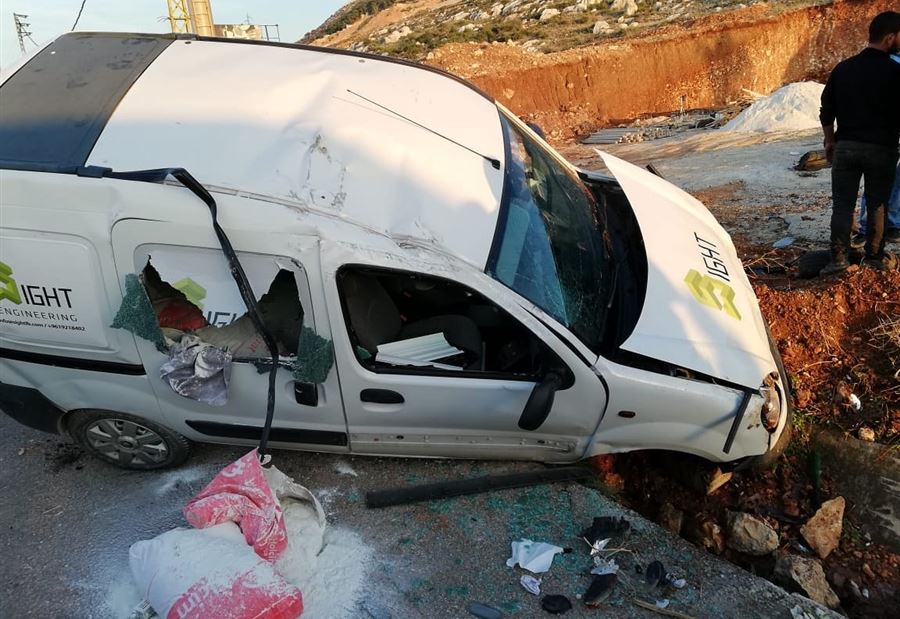 بالصورة: جريح اثر إنقلاب مركبة بالقرب من مفرق راسمسقا 