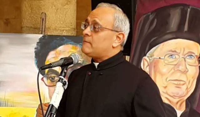 بعد الاذان الذي تلاه عفويا.. الاب رعد يعتذر
