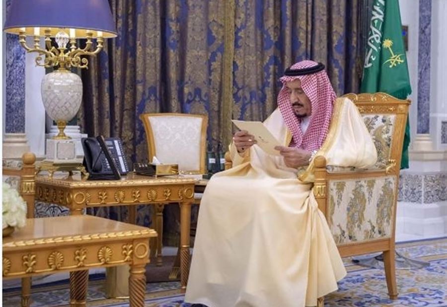 بعد ساعات من اعتقال الأمراء... الملك سلمان يظهر الى العلن 