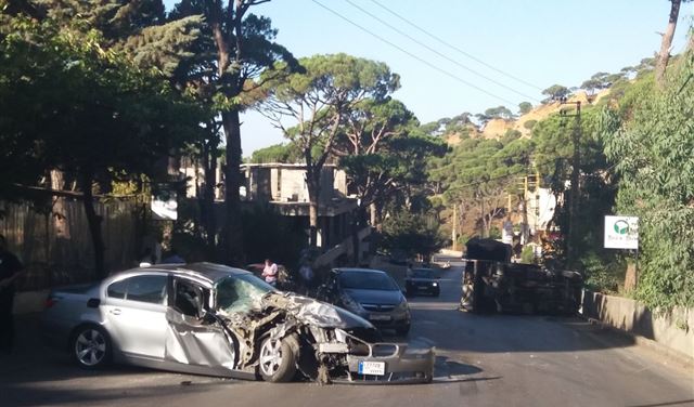 بالصور.. انقلاب شاحنة على طريق الدوار 