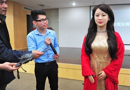 "روبوت صيني" يمكنه الدردشة مع الإنسان "روبوت صيني" يمكنه الدردشة مع الإنسان