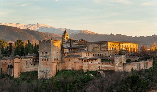 وتبقى هذه التحفة المعمارية منذ حضارة العرب في إسبانيا وتبقى هذه التحفة المعمارية منذ حضارة العرب في إسبانيا