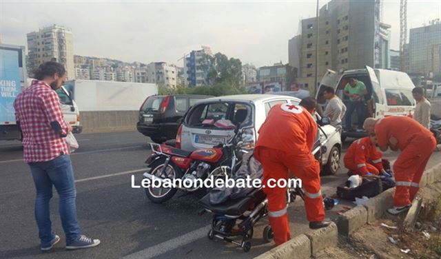 بالصور.. جريح بحادث سير على اوتوستراد الضبية