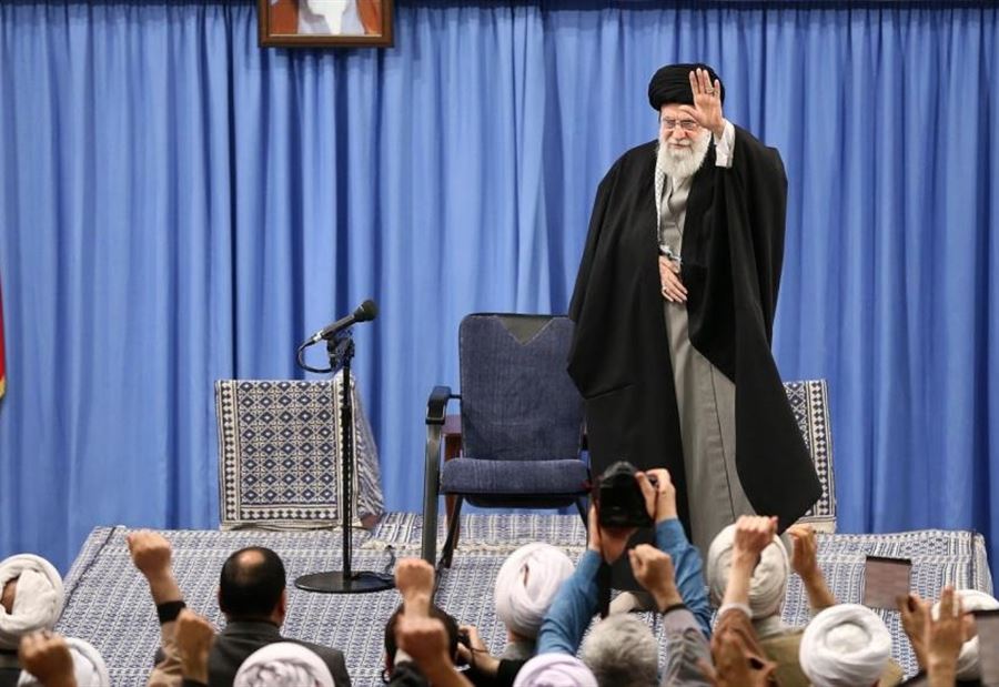 "تويتر" تعاقب خامنئي!